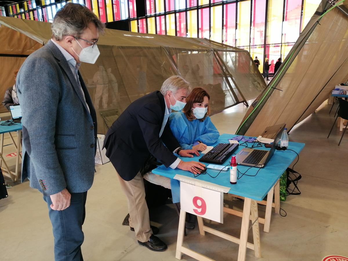 El delegado de la Junta en León, Juan Martínez Majo, visita el cribado masivo en el Palacio de Exposiciones