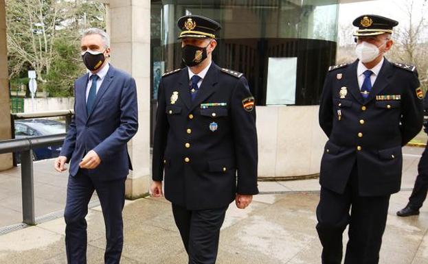 El nuevo comisario de la Policía Nacional en Ponferrada propone impulsar el «ciberpatrullaje policial» a través de las redes