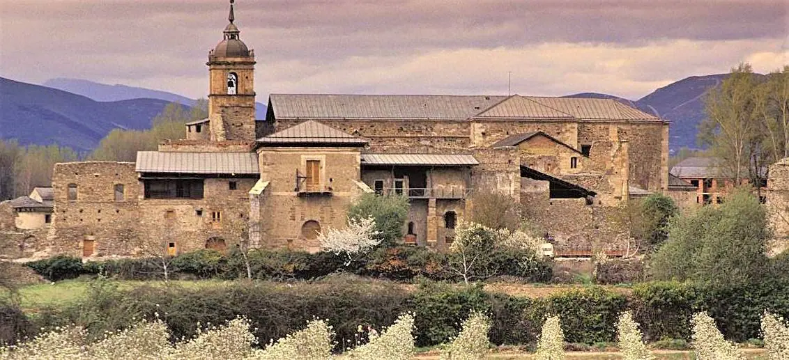 Un estudio de la ULE 'rehace' la desaparecida portada románica del monasterio de Carracedo
