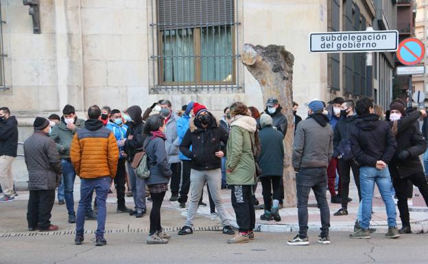 Más de medio centenar de leoneses se concentran en apoyo al rapero Pablo Hasel