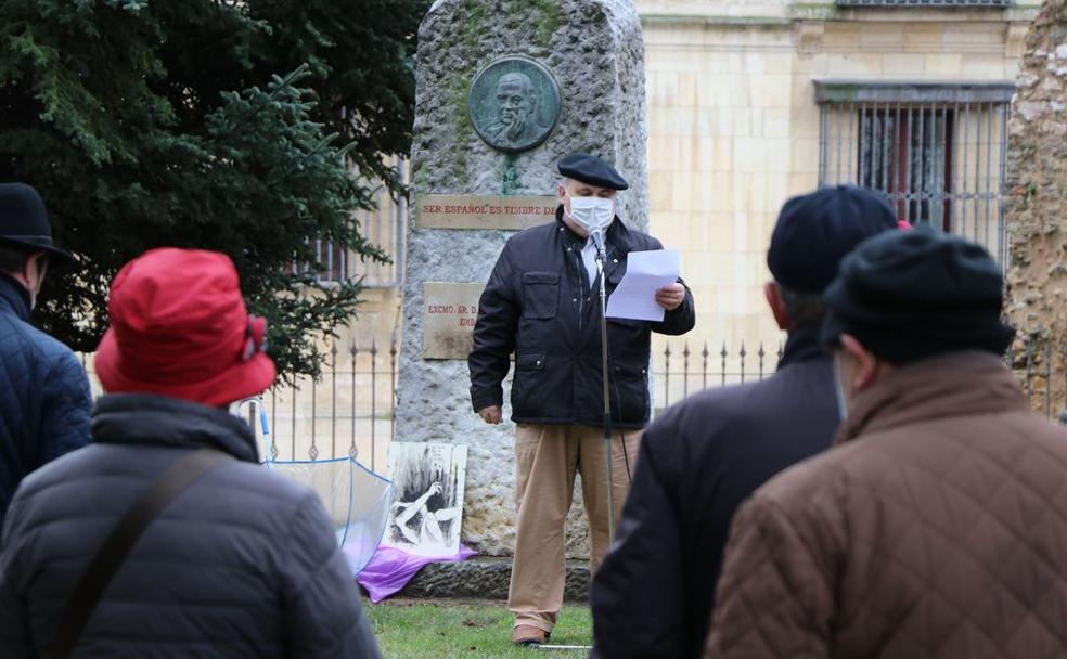 León homenajea al 'Príncipe de las letras'