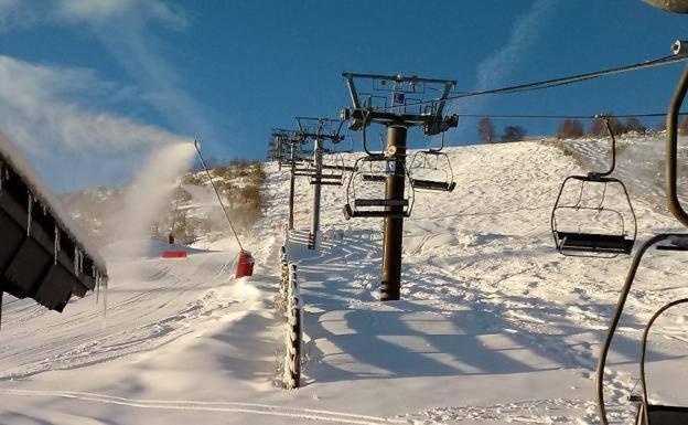 Las estaciones invernales de León reciben la visita de 2.059 usuarios durante el fin de semana