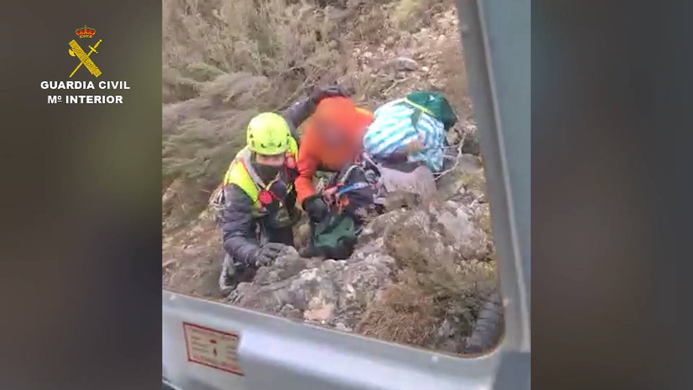 La Guardia Civil rescata a dos senderistas enriscados en las proximidades de la cascada de Nocedo de Curueño