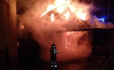 Un incendio en una palloza de Villafeile hace saltar las alarmas en la localidad