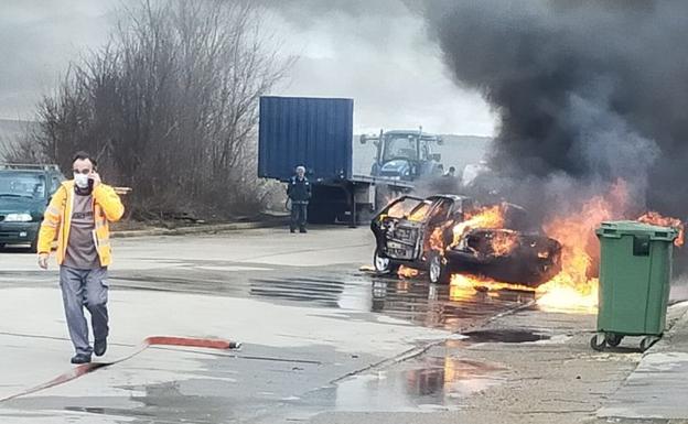 Un fallo en el motor acaba con un vehículo en llamas en el Polígono de Valencia de Don Juan