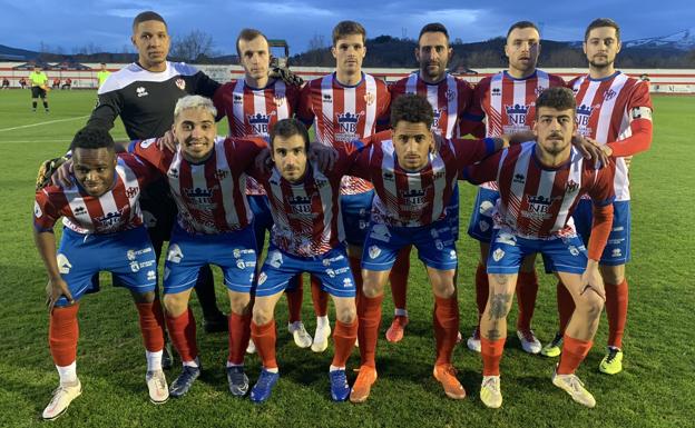 El Atlético Bembibre salva una victoria ensombrecida por la lesión de Ibouroi