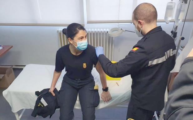 La vacuna de Astrazeneca llegará el martes 16 a la base de la Unidad Militar de Emergencias de León