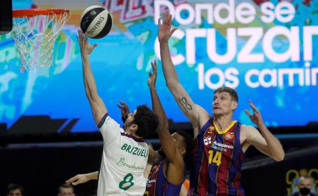 El Unicaja acaricia la campanada ante el Barça, que necesitó la prórroga