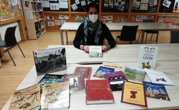 Santa María del Páramo adquiere un lote de libros sobre cultura leonesa «como muestra de apoyo»