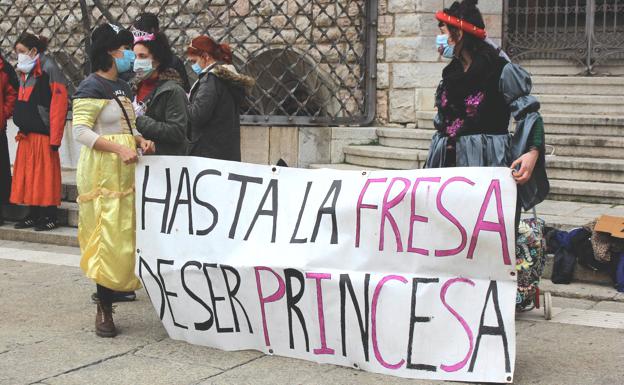 Ni se te va a pasar el arroz ni estás incompleta por estar sola: un grupo de mujeres reivindica en Botines «el amor bien entendido» en San Valentín