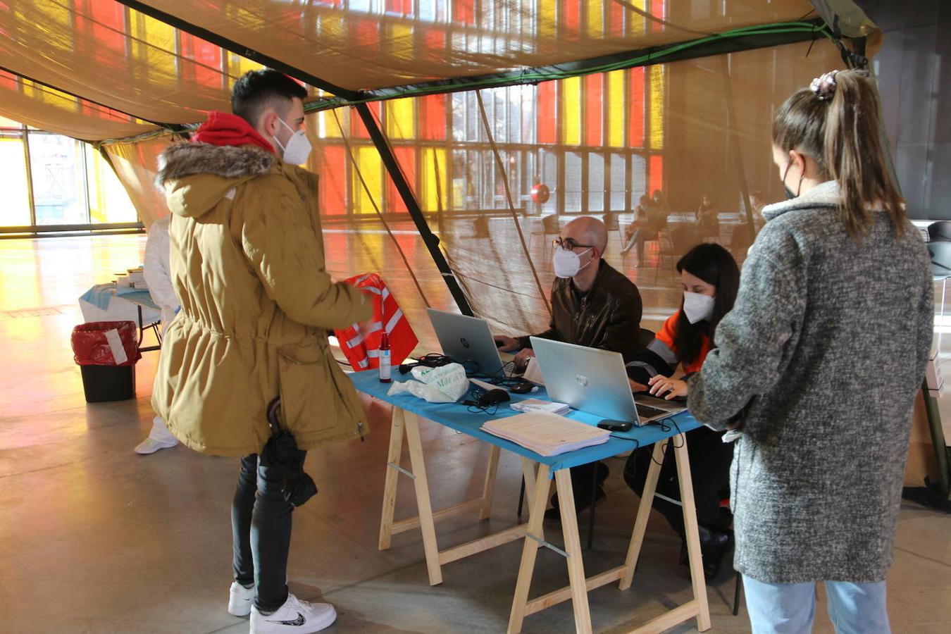 El personal de consultas privadas y estudiantes sanitarios comienzan a vacunarse en el Palacio de Congresos en una 'prueba piloto'
