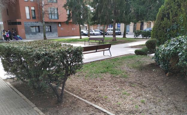 Los vecinos de San Lorenzo insisten en que el Ayuntamiento reponga la fuente que retiró hace meses del barrio