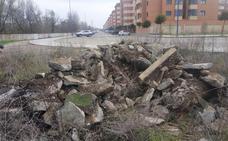 Los vecinos del Área 17 protestan ante la aparición de más escombros y el Ayuntamiento abre una investigación