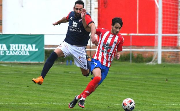 El Atlético Bembibre aguanta con diez para sacar un triunfo capital