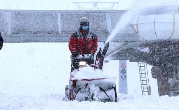 El temporal de viento impide abrir la estación invernal de San Isidro durante el fin de semana