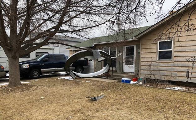 Los restos del motor de un avión de pasajeros caen sobre Denver