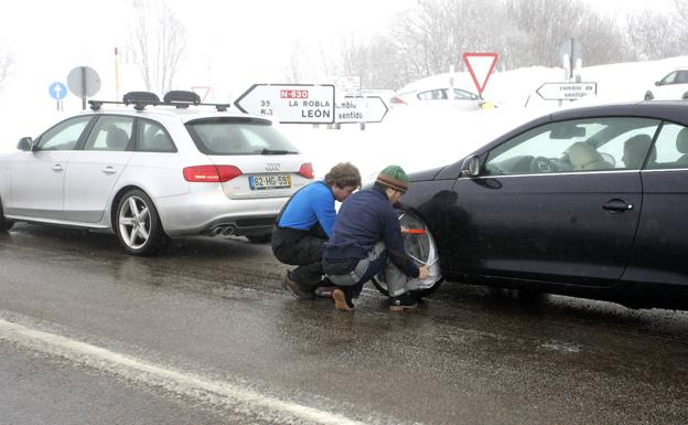 La nieve impone las cadenas y corta al tráfico de camiones diez carreteras de Ávila, León y Segovia