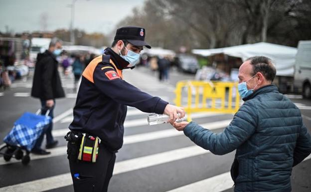 España abandona tras dos meses el 'riesgo extremo' al bajar de 250 casos