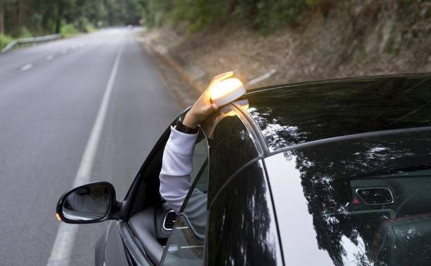 La luz de emergencia que sustituye a los triángulos será obligatoria en 2026