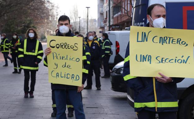 Los recargos de trabajo llevan a los carteros de León Oeste a la calle para decir «basta» a Correos