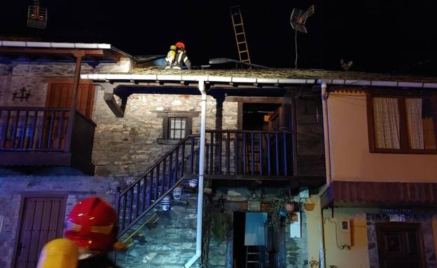 Bomberos de Ponferrada y vecinos de San Cristóbal logran sofocar un incendio en una vivienda de la localidad