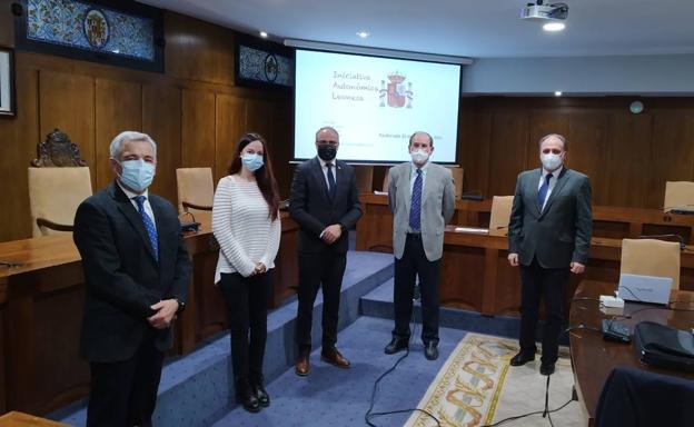 El alcalde de Ponferrada recibe el informe para la creación de una comunidad autónoma leonesa