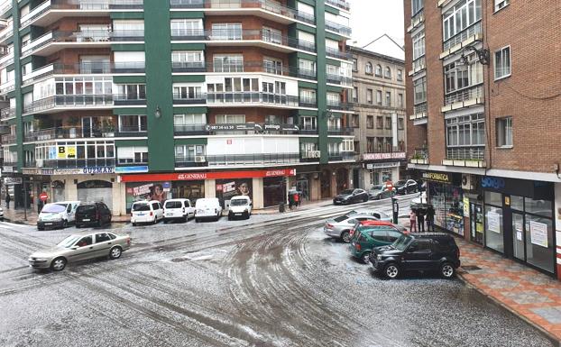 Una intensa granizada sorprende a los vecinos de León