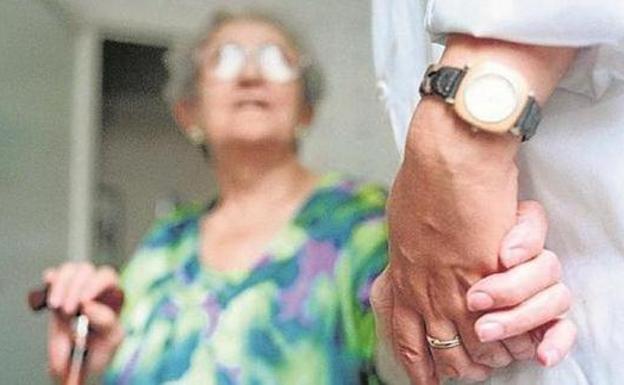 UGT pide a la Junta que «no haga oídos sordos» y elabore un protocolo único para el Servicio de Ayuda a Domicilio