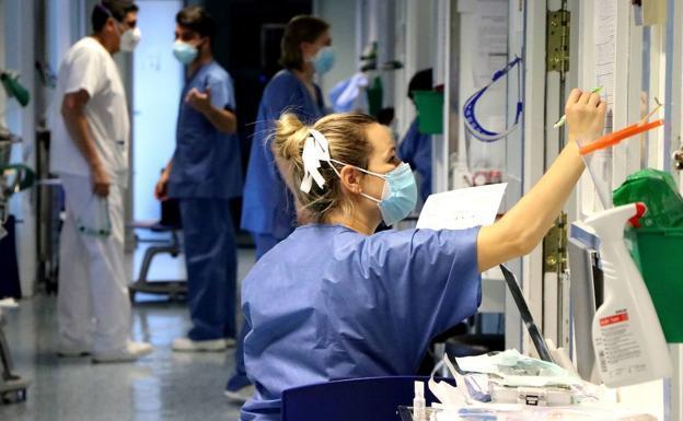 Satse denuncia que las enfermeras de los hospitales de León perciben poco más de tres euros la hora por trabajar en el turno de noche