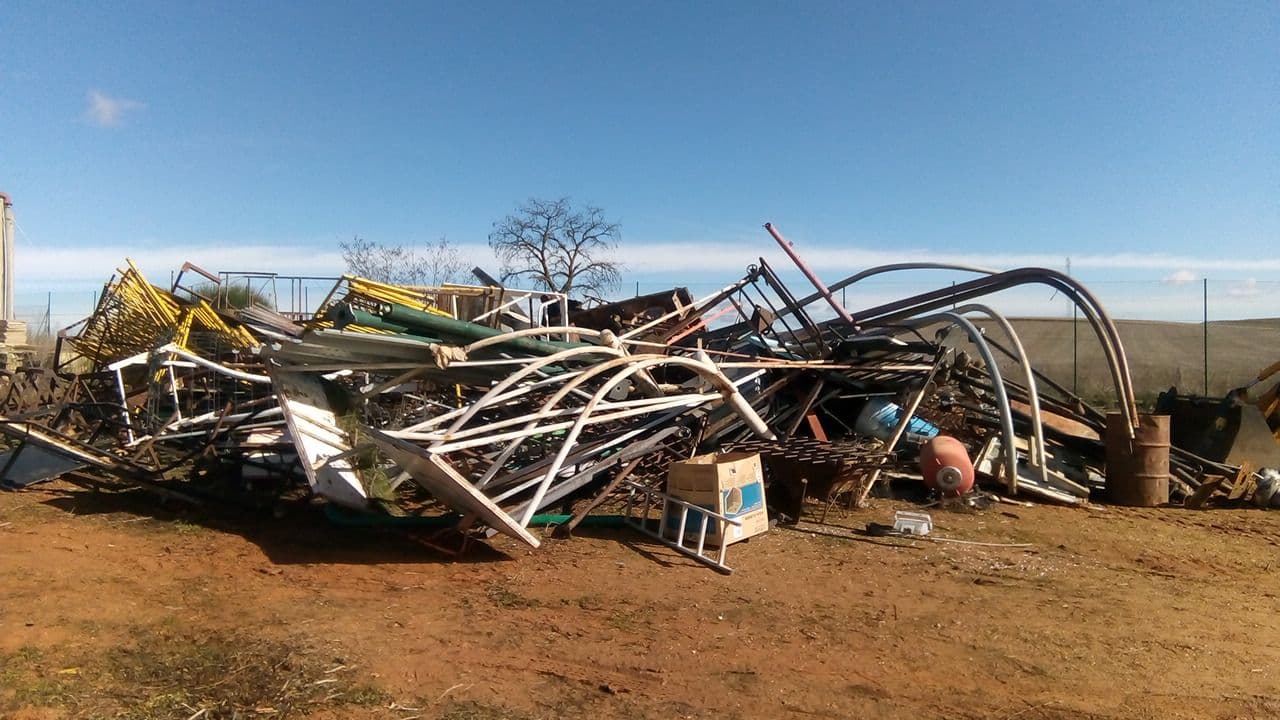 Chatarra en la parcela municipal