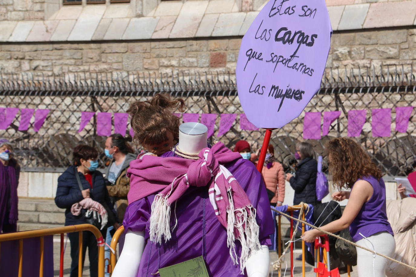 Las cargas sobre los hombros de la mujer