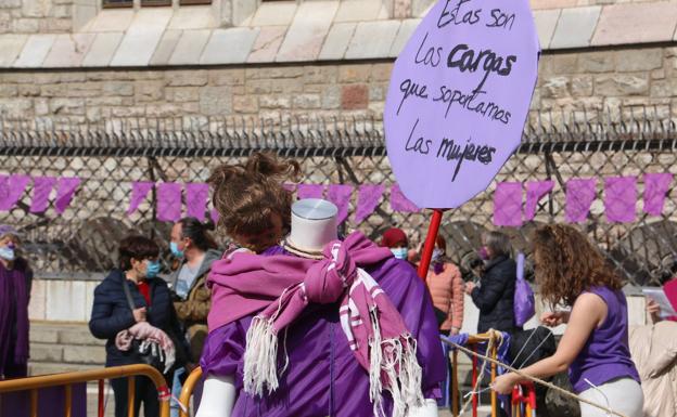 La carga del hogar que soporta la mujer