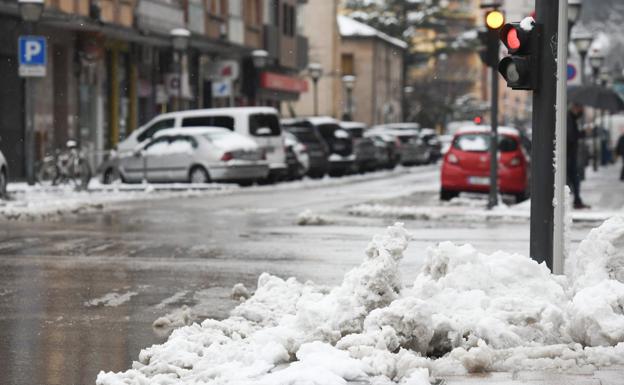 Carreteras colapsadas y retenciones de vehículos en Burgos por la nieve