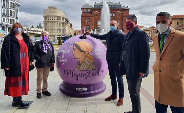 El Ayuntamiento de León dedica cuatro contenedores de vidrio a personalidades femeninas relevantes