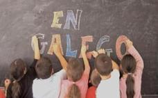 Los alumnos de gallego del Bierzo reciben un libro que destaca el peso de esta lengua en la personalidad de la comarca