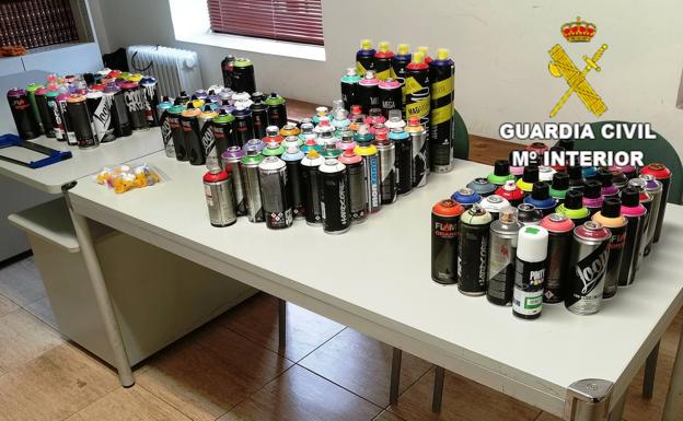 La Guardia Civil detiene a tres personas por siete delitos por pintar grafitis en trenes de Cistierna