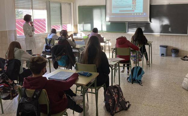 Alumnos del IES Vadinia de Cistierna conocen la trayectoria y valores de Tecoi