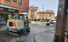 El Ayuntamiento de La Bañeza refuerza las labores de limpieza y desinfección en la ciudad
