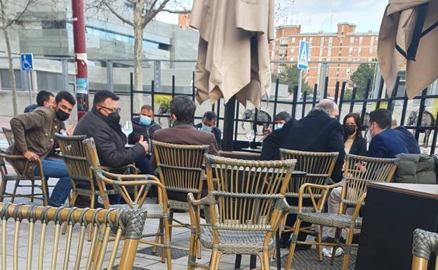 Denuncian que Igea y otros cargos de Cs se saltan las restricciones covid en una terraza de Valladolid