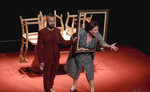 El teatro San Francisco de la capital leonesa acoge la obra de teatro 'En esa casa pasan cosas'