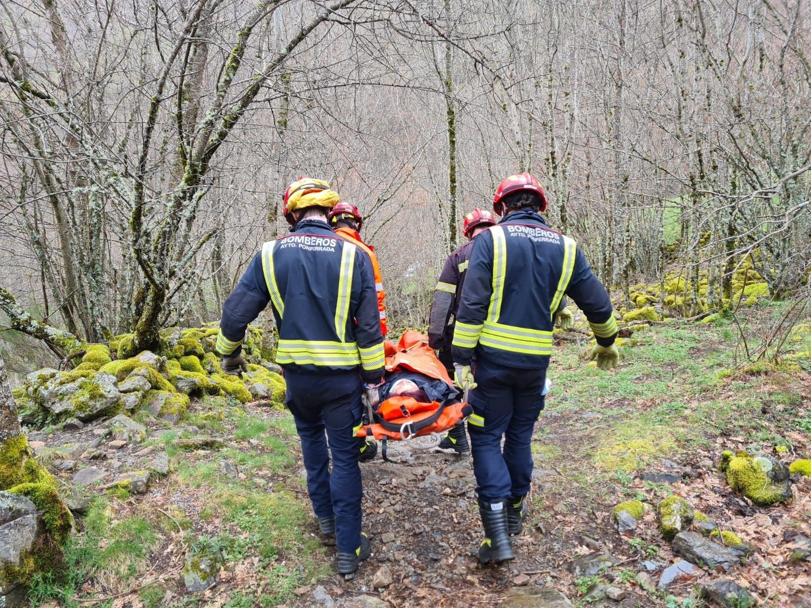 Los Bomberos de Ponferrada rescatan a una mujer de 63 años en las inmediaciones de la Cueva de San Genadio