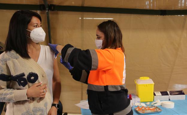 Más de 700 docentes reciben la primera dosis de la vacuna de AstraZeneca en el Palacio de Exposiciones de León