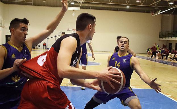 Basket León se lleva un ajustado derbi marcado por la falta de acierto en ataque