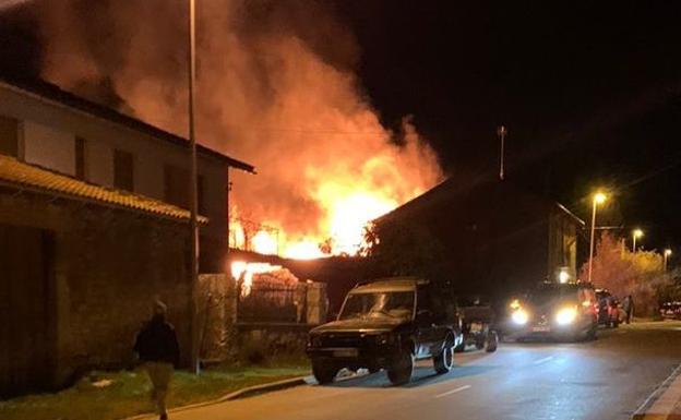 Arde en llamas una casa de madera en el centro de Peredilla