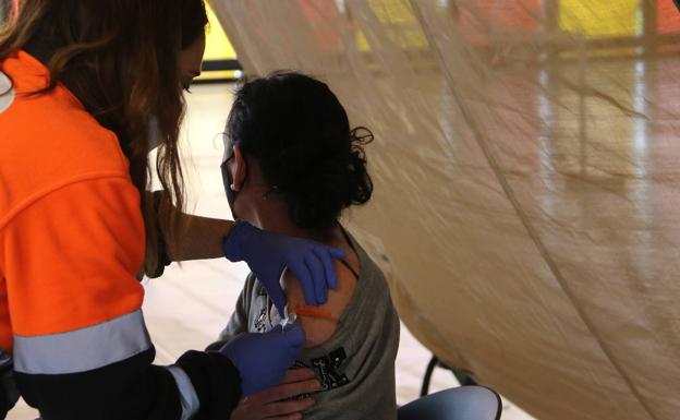 CSIF denuncia la falta de una estrategia de vacunación clara para los profesionales de la educación