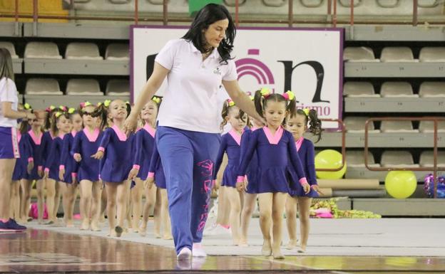 Más de 400 personas apoyan al Club Ritmo en un escrito donde destacan su «cariño y entrega» con las gimnastas