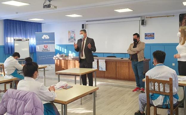 García Copete destaca en la Escuela Juan Soñador la importancia de reciclar