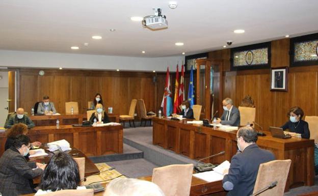 Todos los grupos del Ayuntamiento de Ponferrada, a excepción del PSOE, dispondrán de personal de confianza