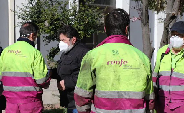 Los trabajadores de Renfe se concentran contra el cierre del centro médico: «No lo entendemos»