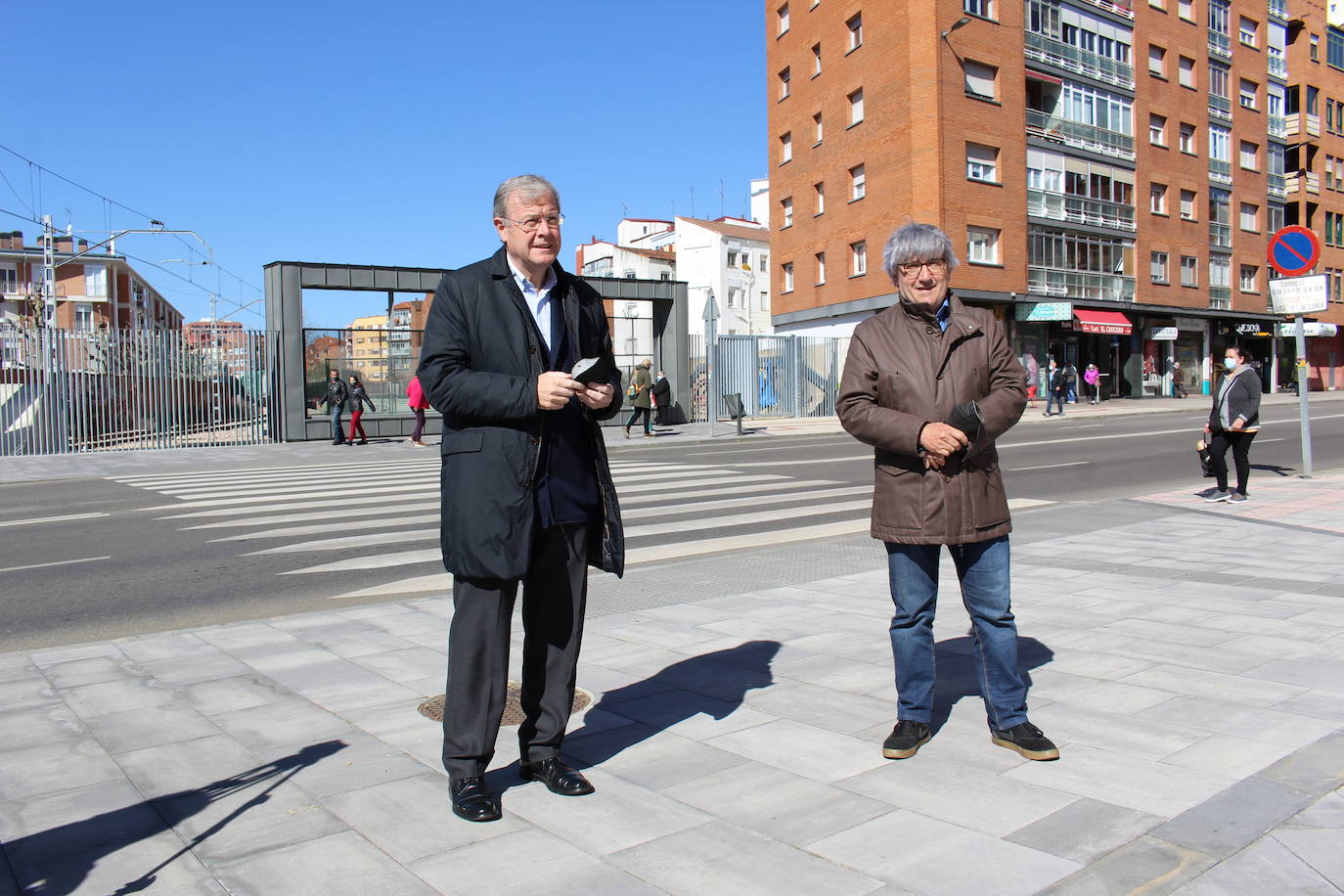 Antonio Silván y Francisco Fernández recuerdan el cierre del paso a nivel del Crucero